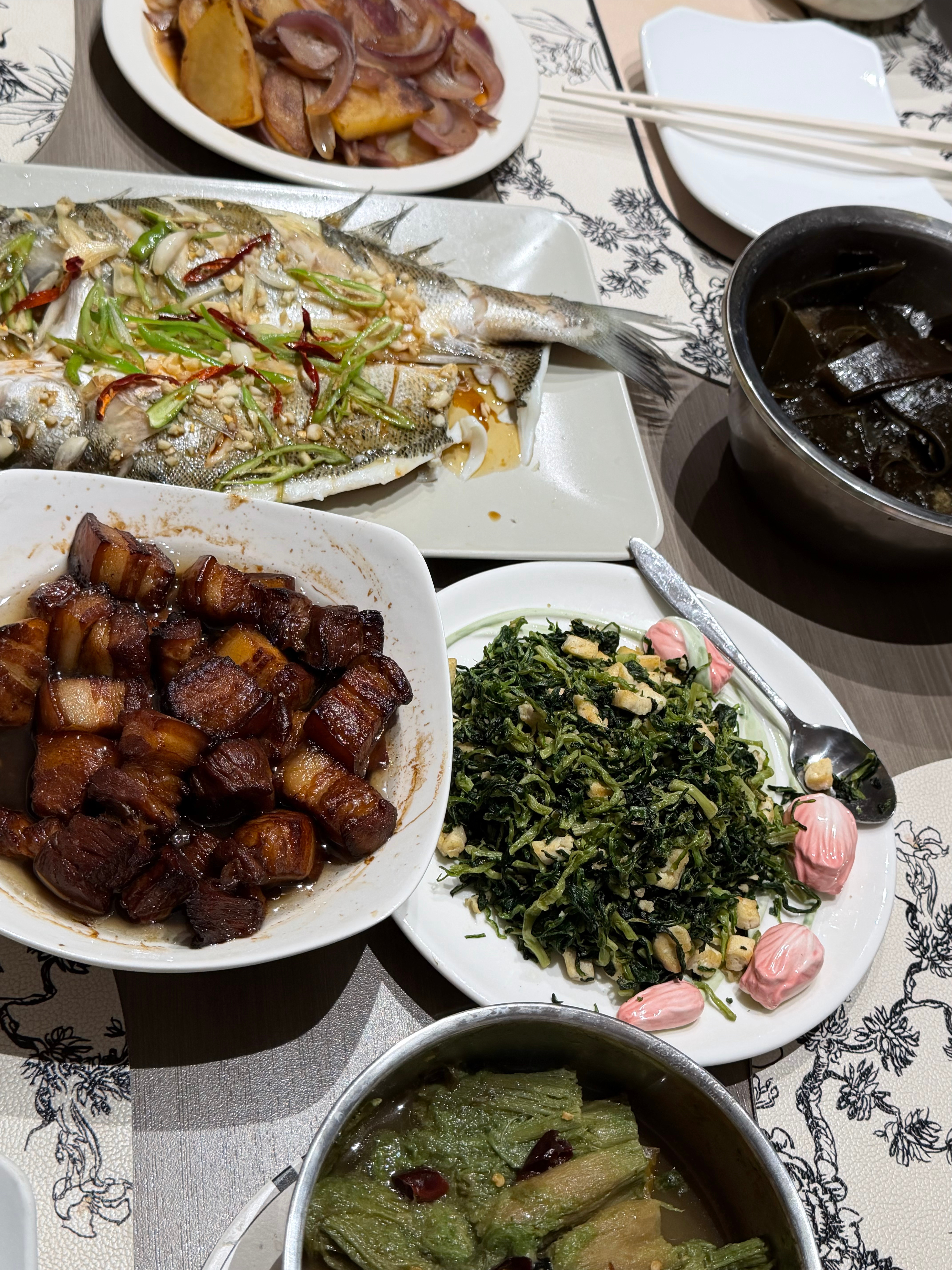 昨天的妈妈饭桌  我现在拍食物越来越丑了 好喜欢吃桑叶 我跟蚕抢着吃 