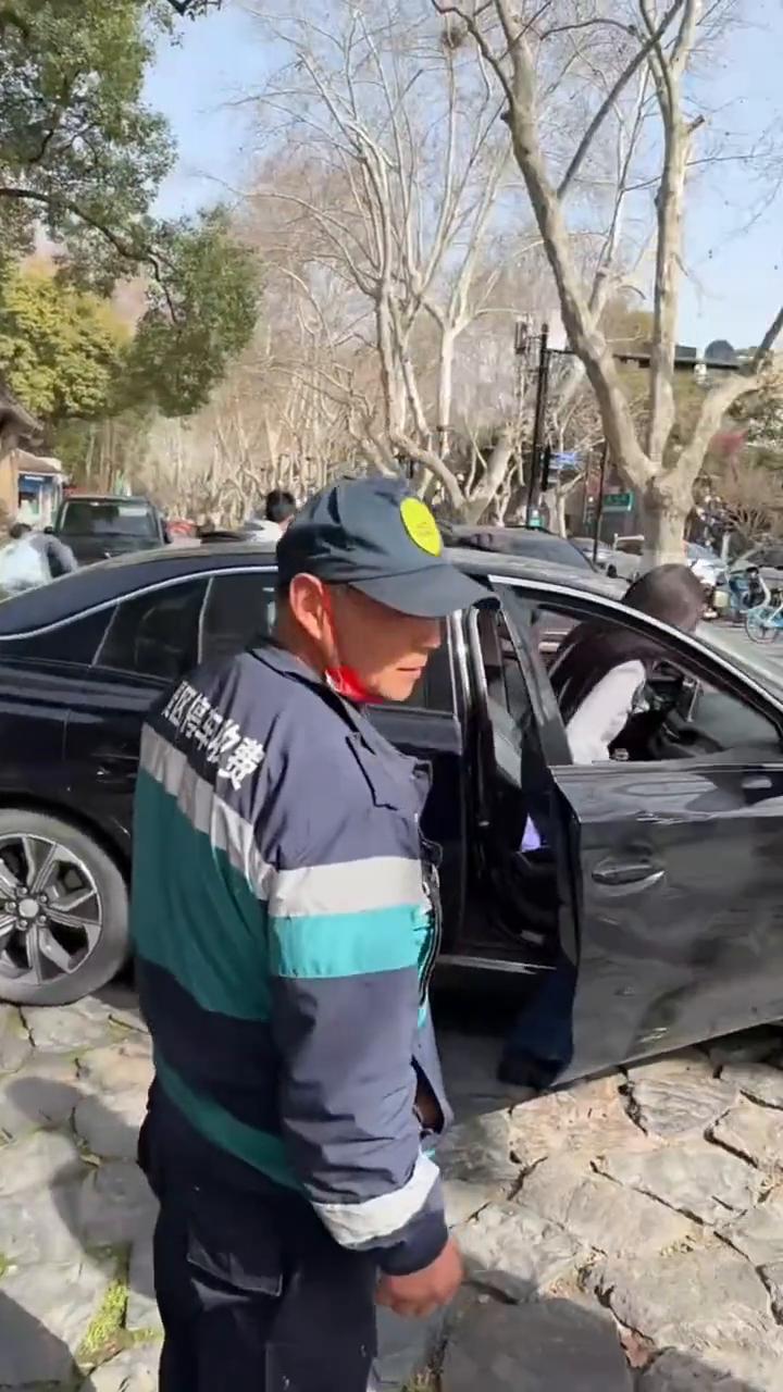 看一下杭州西湖，三十块钱一个小时，停车收费三十，一小时停一天，三百多块钱、四百块