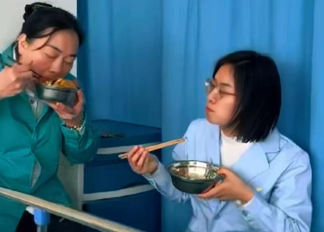 杭州这对护工母女，直接扯下了一大批年轻人的“遮羞布”。

那时候，女子刚毕业没多