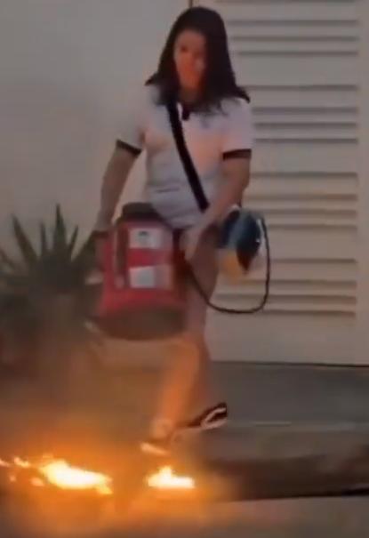 不用水，也不用灭火粉末，竟然能用声音扑灭火焰！
墨西哥一名女学生凭借这个特别的发