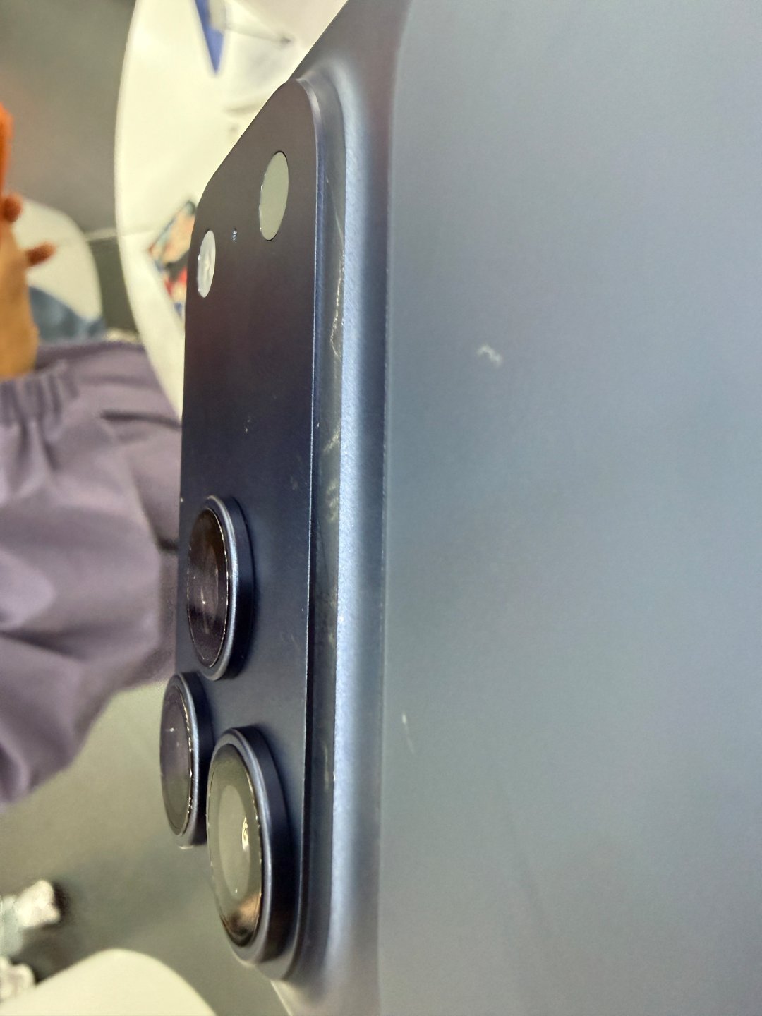 iPhone17Pro线下展出真机已满身划痕在其它平台也刷到这个内容了，铝合金的