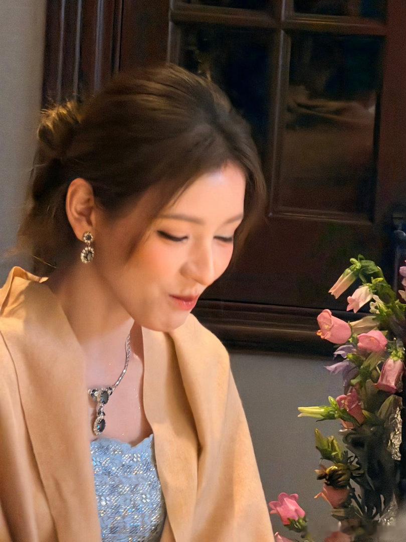 网友在上海和张予曦一起吃饭张予曦春日造型氛围感拉满 在上海街头偶遇张予曦一起吃饭