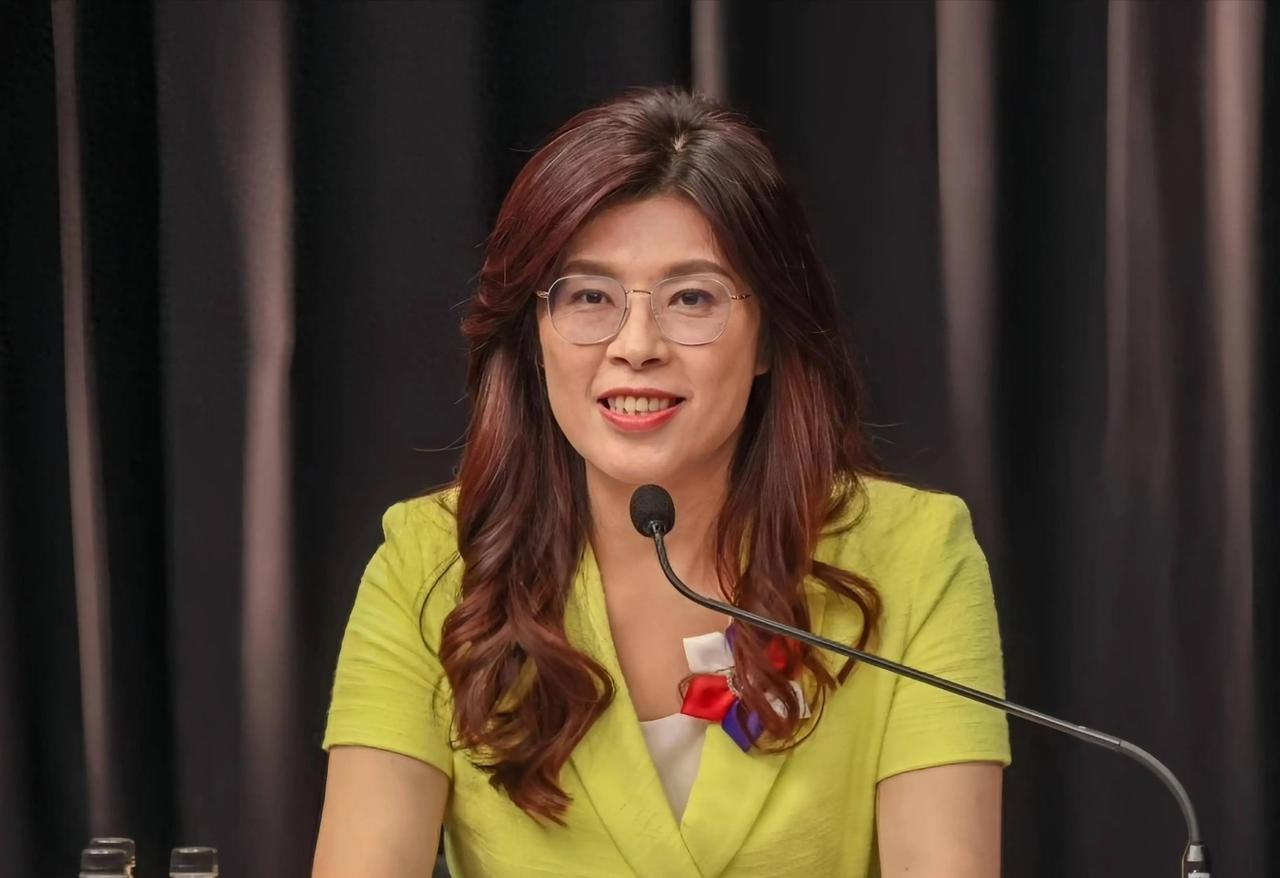 郑丽文笑了，这场投票结果53比29，说白了就是蓝白阵营联手狠狠打了民进党一记耳光