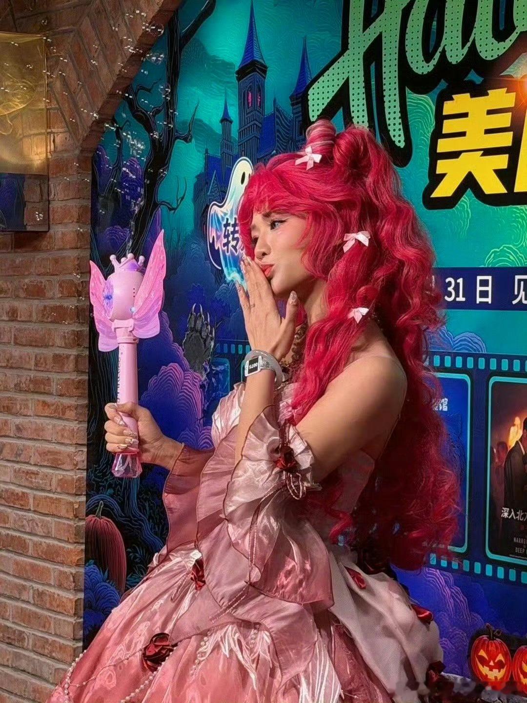 李晟江一燕李艺彤被黄英美一大跳黄英这波造型太绝了！红发衬得皮肤超白，妆容精致又灵