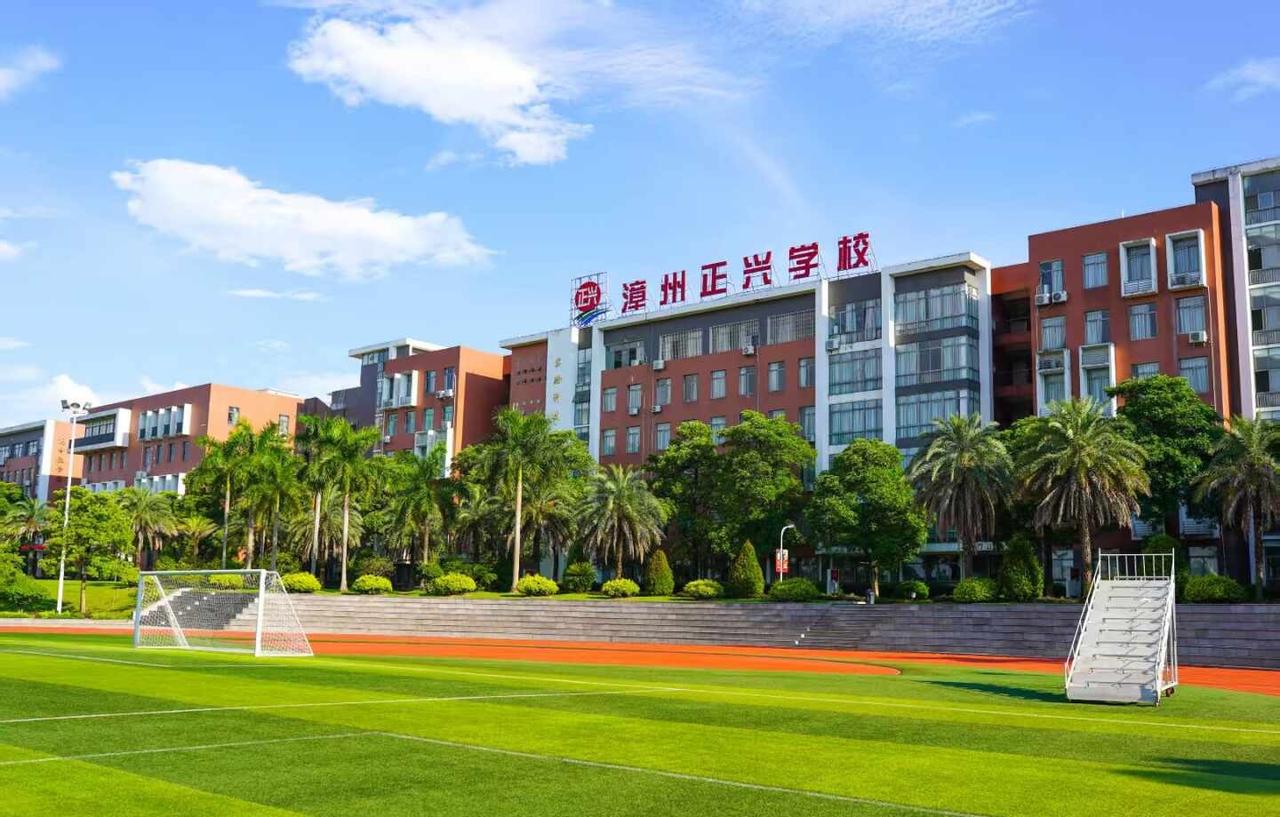 漳州择校收藏✅综合实力很能打的高中
每年升学季，很多漳州家长都在纠结：
到底怎么