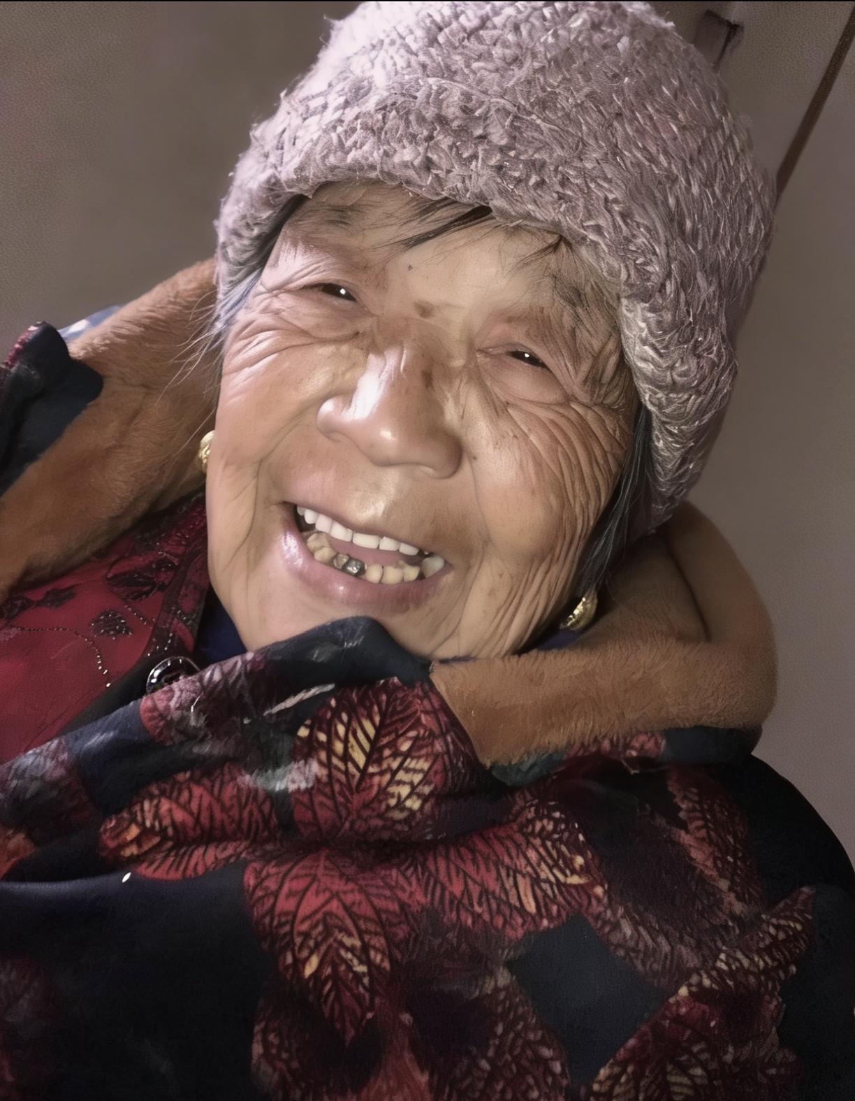 奶奶去世了，我守灵在侧，猛然抬头看到了门后有一个人影，那个人影一直在，戴着个帽子