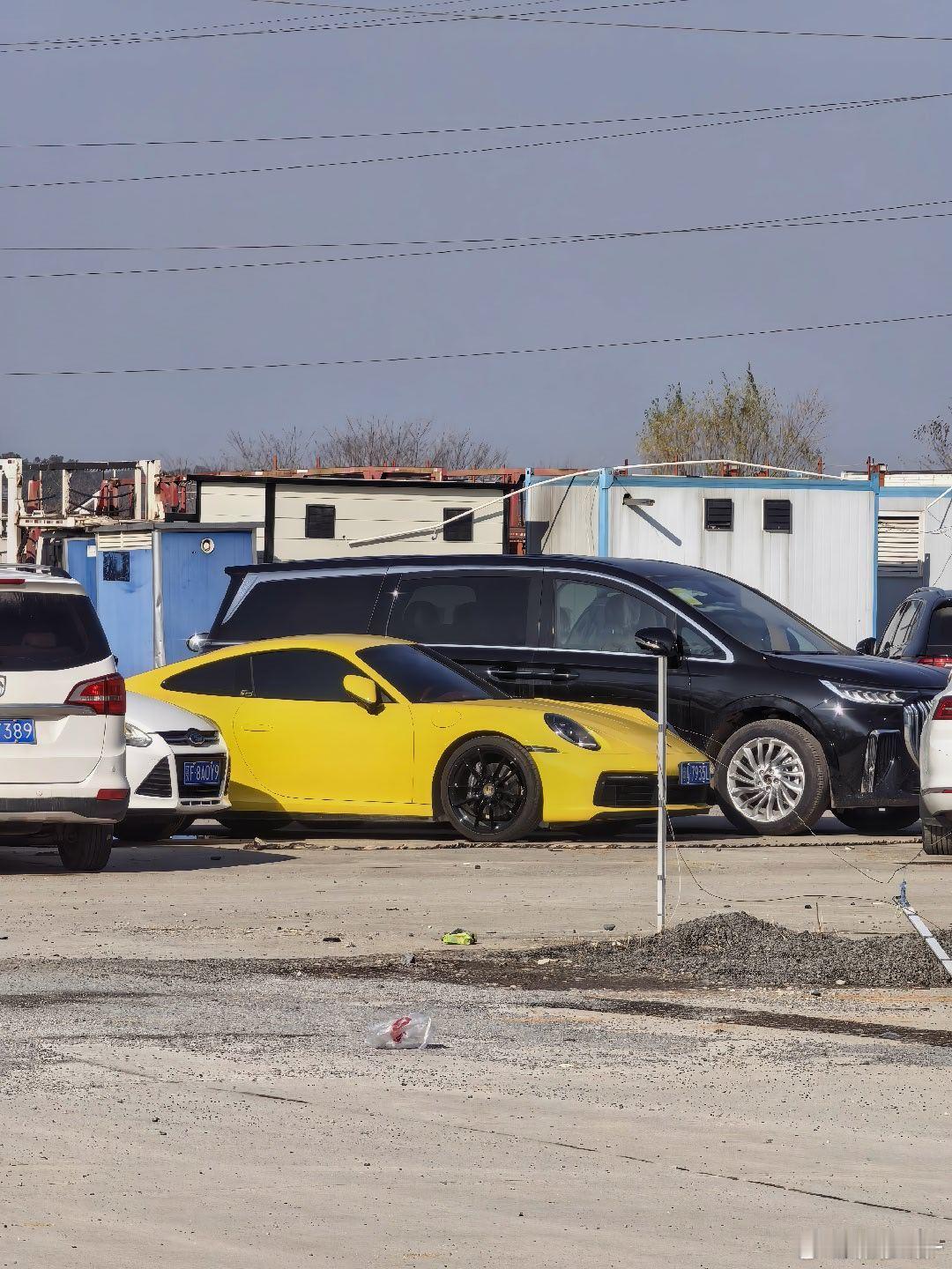 车还是鲜艳一点的颜色抓眼球 