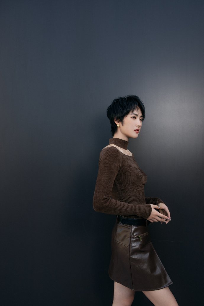 姚安娜黑色皮衣机车造型 安娜机车风直接帅哭我！黑色皮衣穿出霸道酷姐感，片场偷偷r