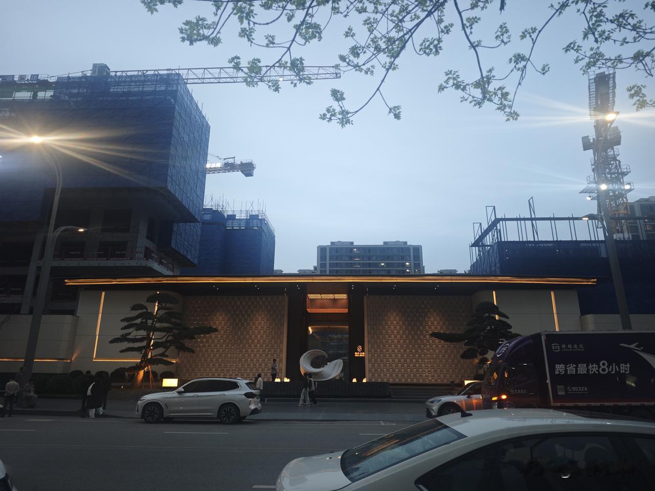 金茂·璞印云湾
铁一中陆港旁，对面就是铁一中陆港板块目前唯一开业的大超市