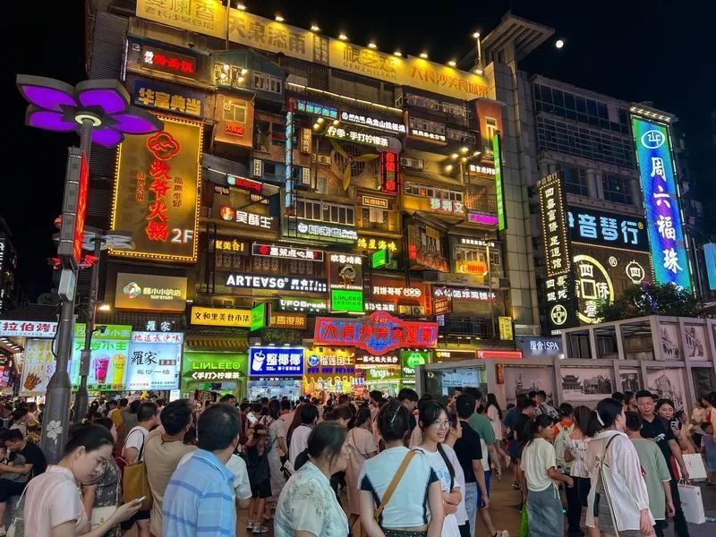 今儿咱唠唠现在社会上那些不太对的想法，还有该咋往正路上引。都是大白话，您听着肯定