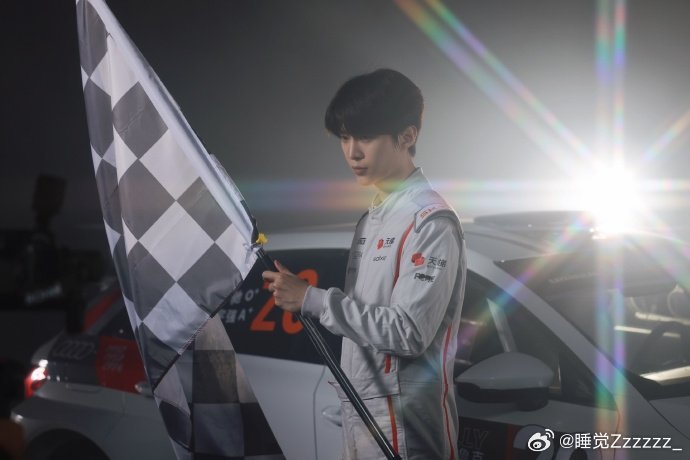 来看娱乐范丞丞汗水挥洒赛道范丞丞赛车服花絮照以热爱为引擎，在赛道上全速前行，少年