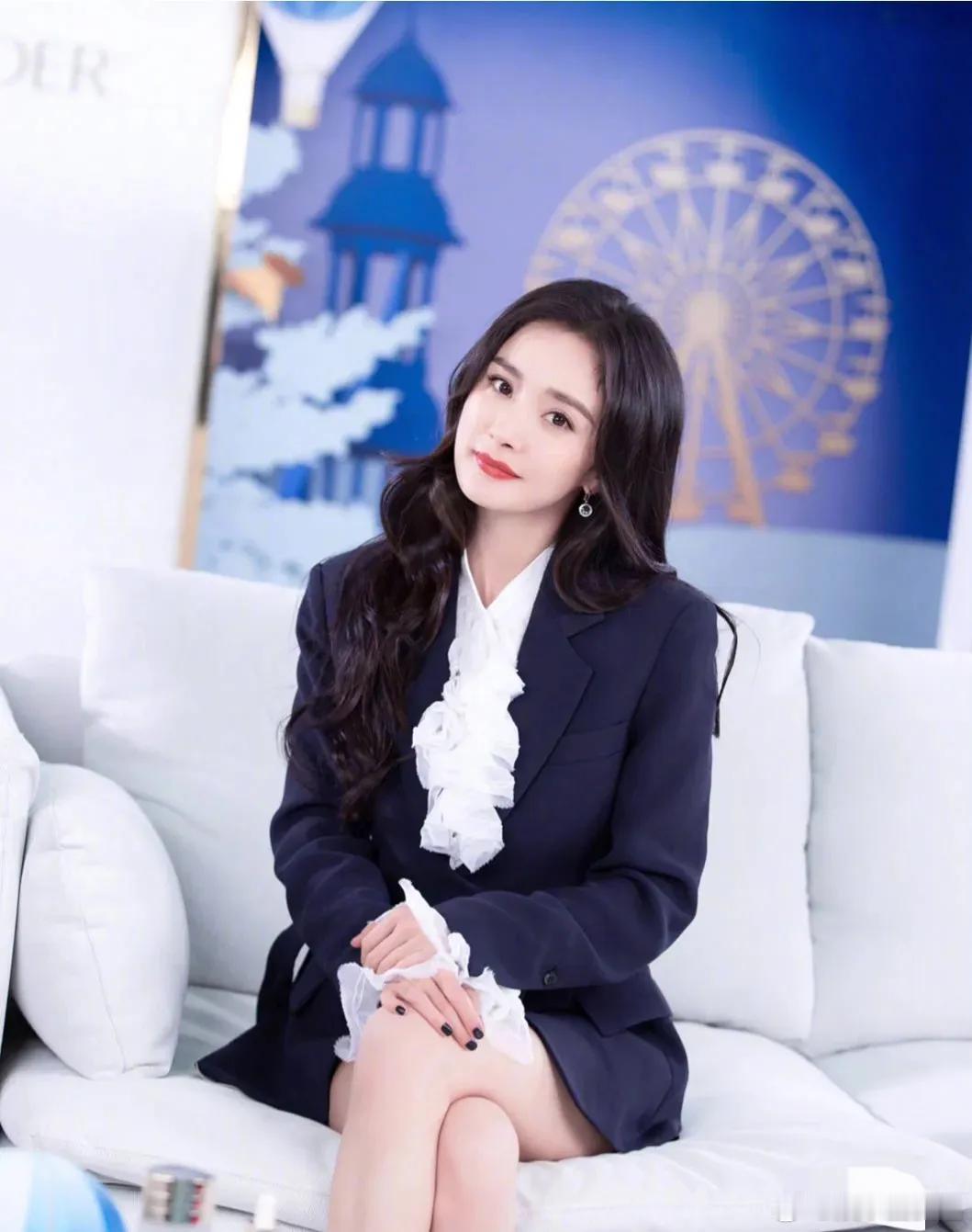 杨幂 不必心疼我们当记者提及“女演员冬天穿礼服或短裙是否辛苦”时，杨幂轻笑着回应