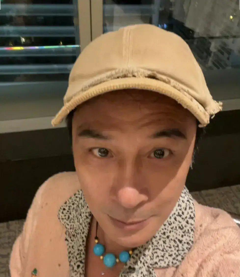 吴镇宇晒费曼王嘉尔合照吴镇宇在社交平台上晒出了今日份惊喜大合照，儿子费曼以及王嘉