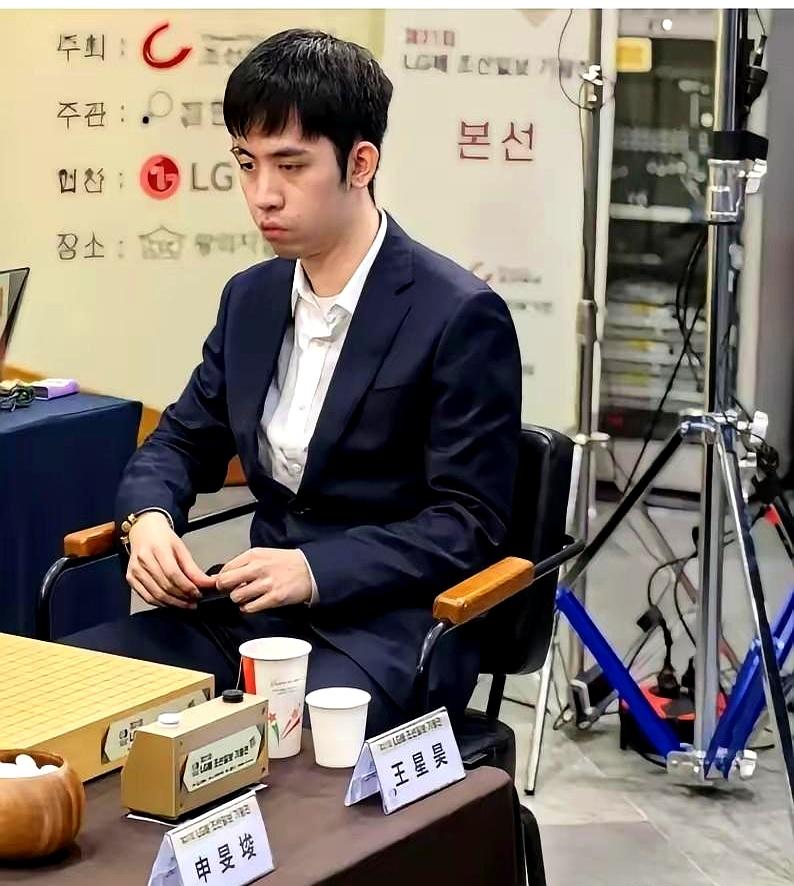 镜头一拉近，讨论先飞起来的，居然不是棋局，是王星昊的嘴唇。
新科LG杯冠军，当天