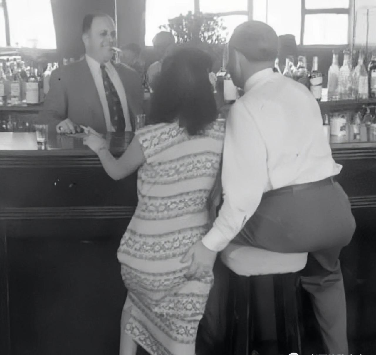 上世纪40年代的大上海，酒吧里的陪酒女郎，专门接待美国大兵。
当时的上海滩酒吧里