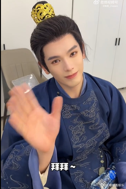 姚弛重回礼泰的一天vlog从出发路上的轻松闲聊，到换上古装变身隐忍深沉的魏王，一