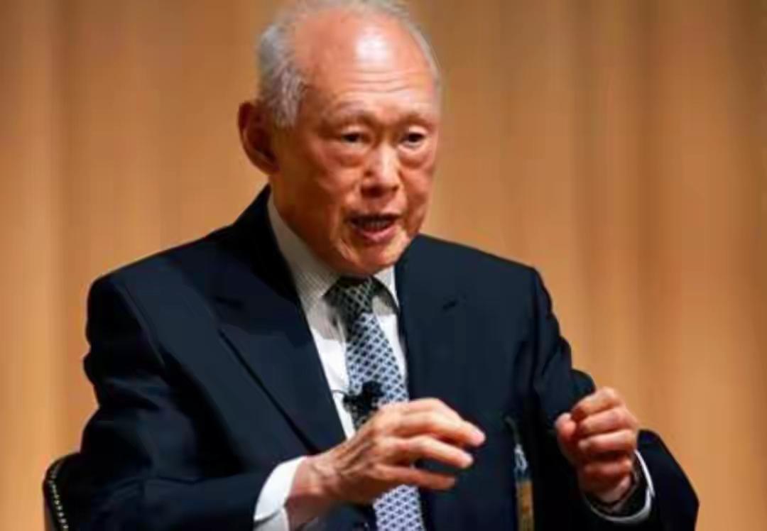 新加坡《联合早报》8月8日奇怪写道：“我很清楚我的祖国新加坡建国61年了，我用中