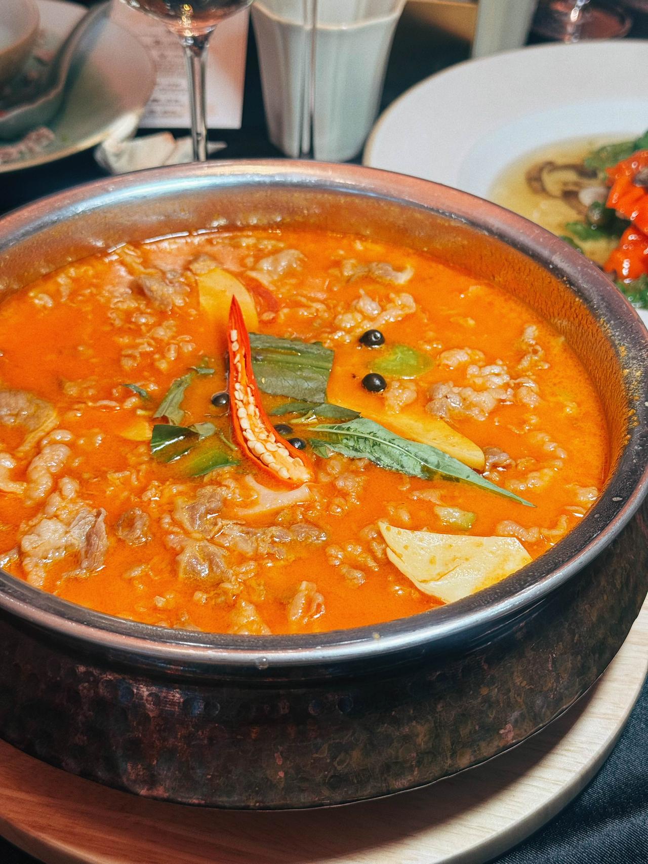 成都店来啦～和主打云南多地高原食材的“泓0871臻选云南菜”不一样，这家专门做普