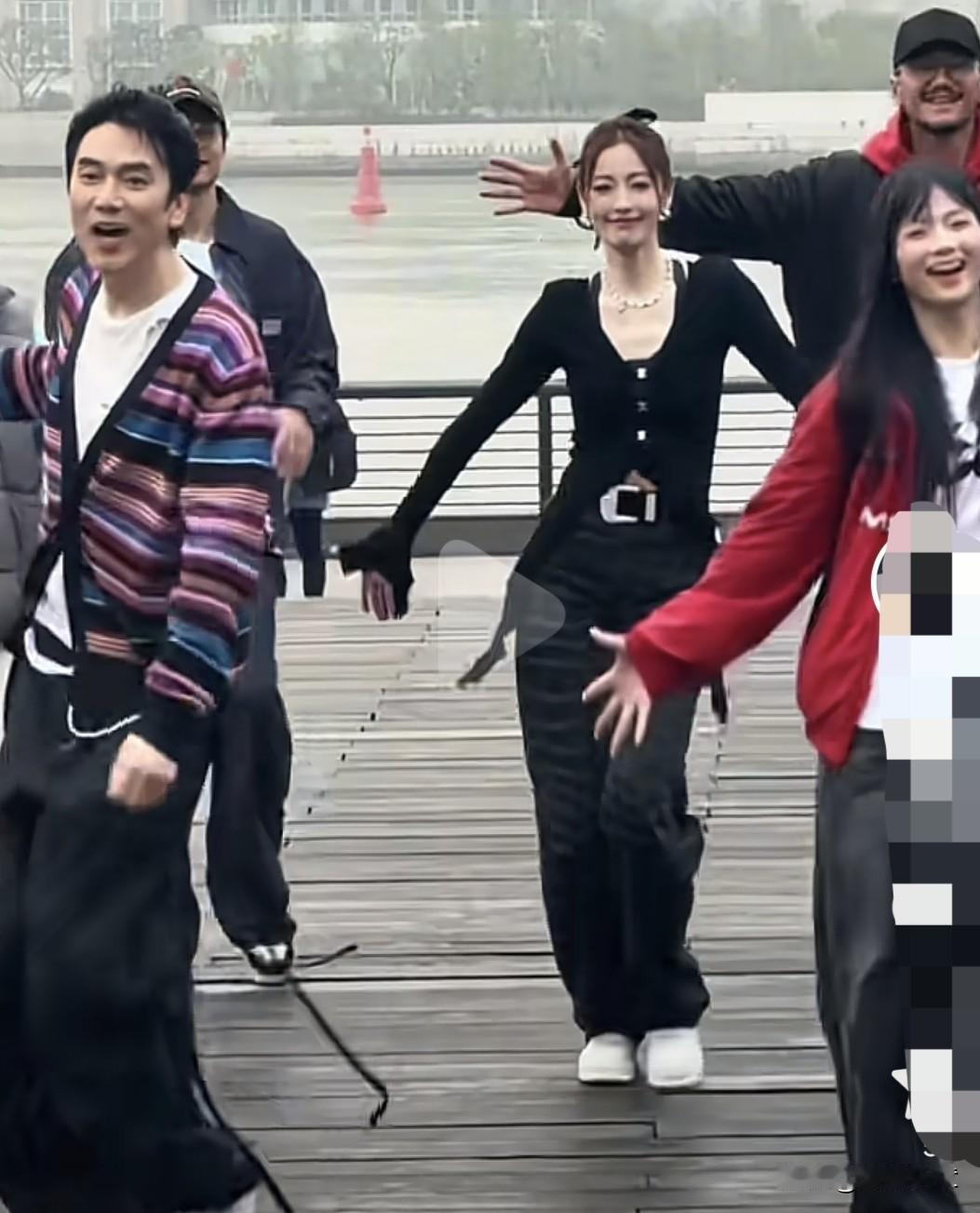 不得不说，主持人司雯嘉是有点资源和实力的。最近，她与56岁的歌手林依轮在上海外滩