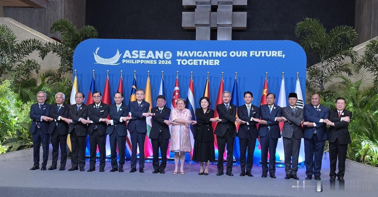 东盟＋中日韩，谈不出结果浪费时间。中国外长提前离开菲律宾马尼拉，没有出席东盟＋中
