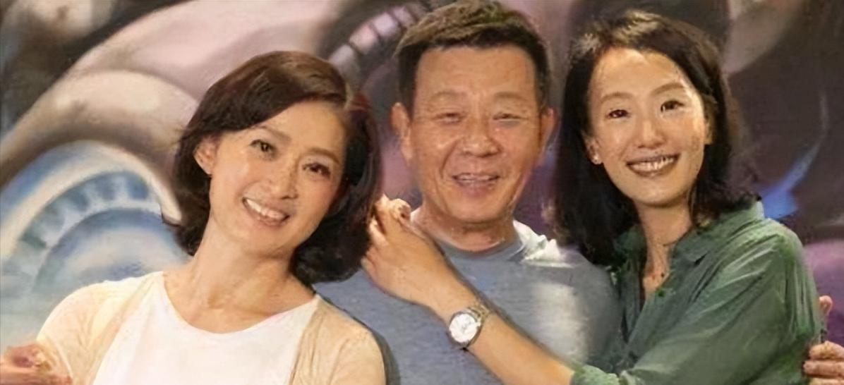 “两个老婆太累了，大家不要学我。”1996年，寇世勋将健美小姐许黎丹带回家，对妻