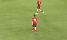 谦哥膝盖裹着厚厚的绷带，并且，好像他们教练让他打的中后卫…… 