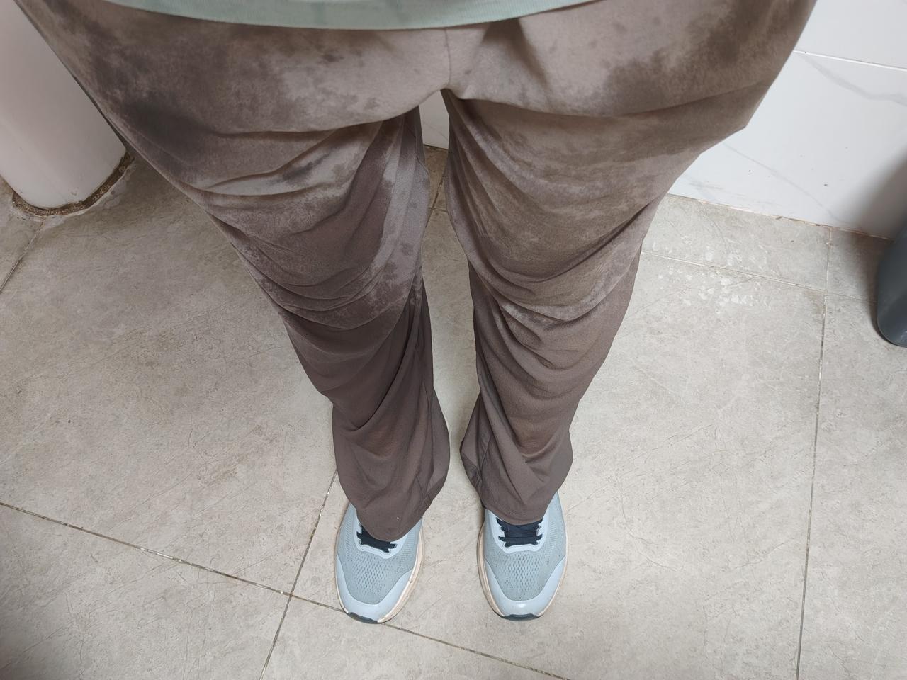 清晨出门上班，正巧碰上下雨。这雨说大算不上很大，却也一点不小。我琢磨着等会儿雨势