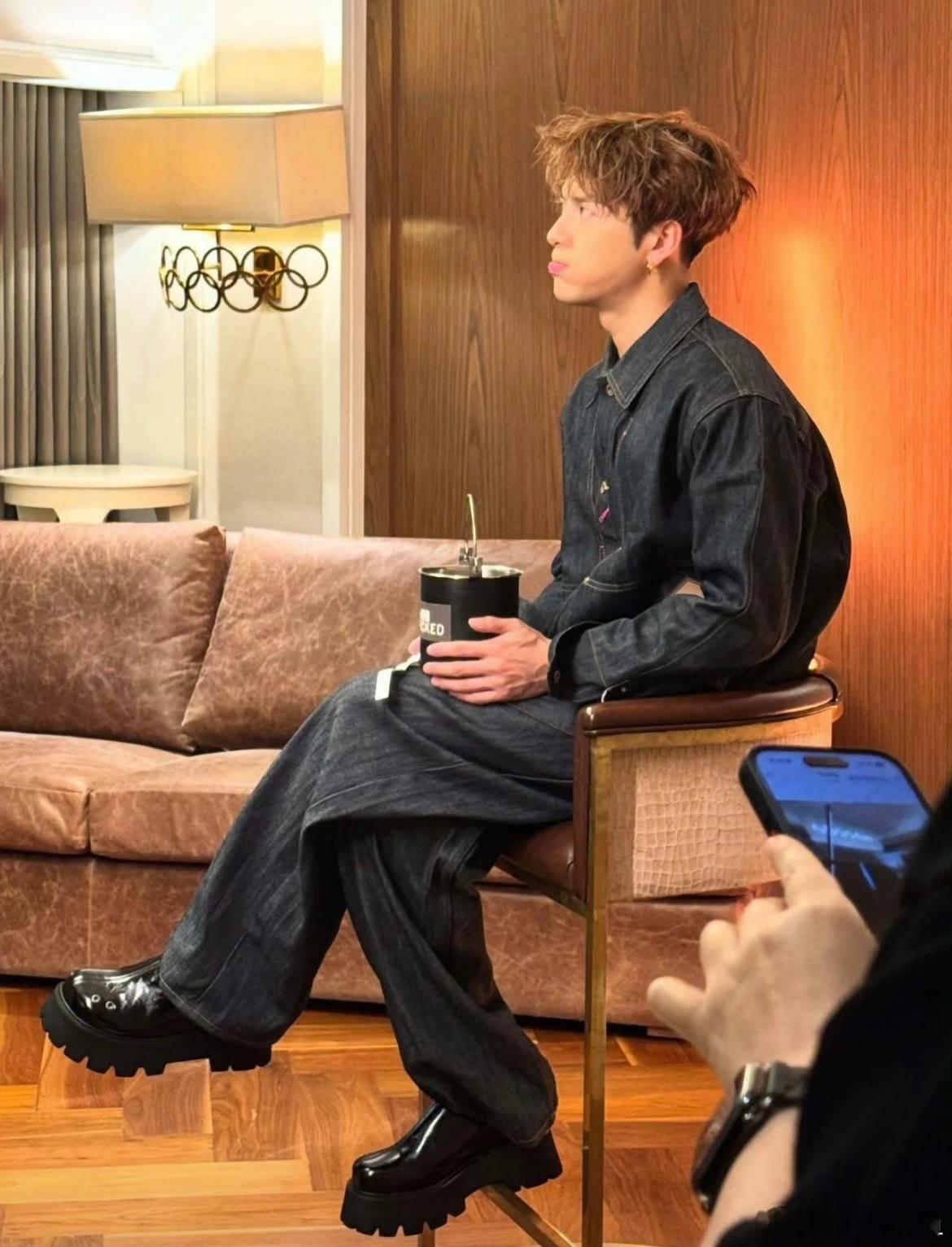 注意 男孩又抱着他的吨吨桶咕噜咕噜喝起水来 那可爱模样简直让人想亲王嘉尔