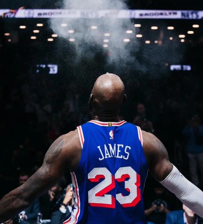 看NBA上咪咕视频，福布斯排行榜公布了2026年NBA球员收入榜，库里以2.03