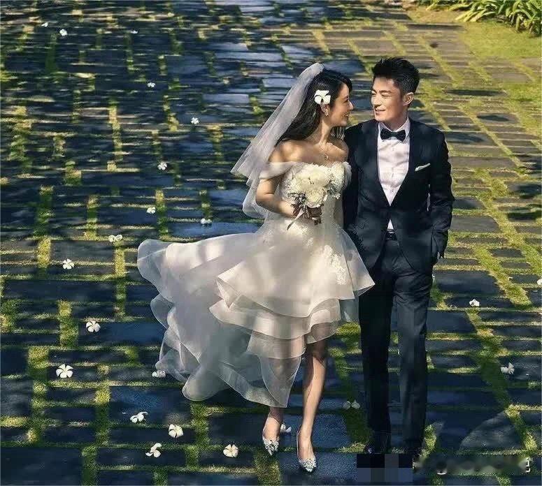 林心如和霍建华的婚纱照超美，成了明星们模仿的榜样 