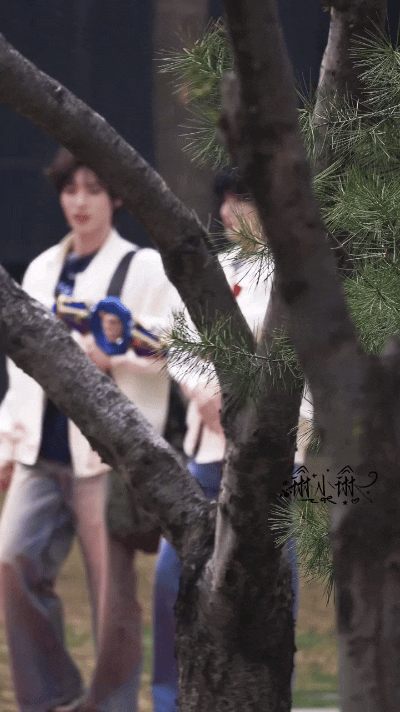 一款团服穿出24种风格超燃青春的合唱亮眼又治愈！团服自主改造超有想法，24 种风