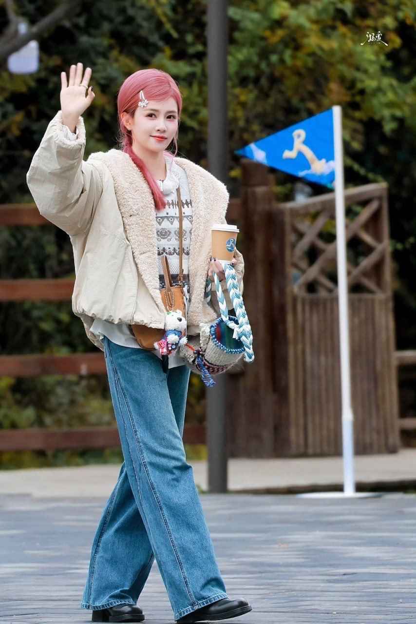 白鹿斜刘海低马尾白鹿是你吗小美 白梦妍变小美 ​​​