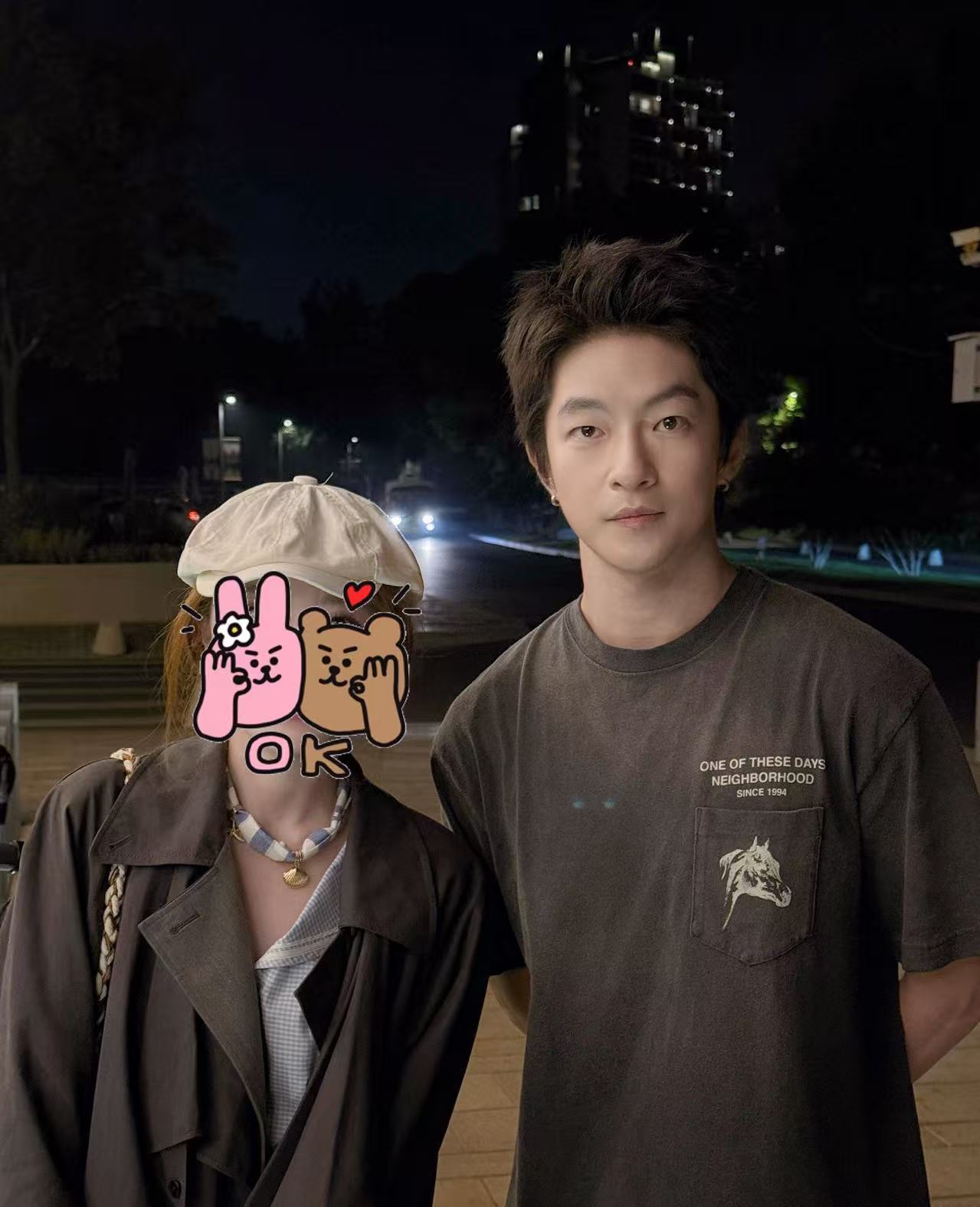 屈楚萧骑电瓶车好像小孩哥屈楚萧上下班反差感 上班路透是生人勿近的冷脸霸总，下班路