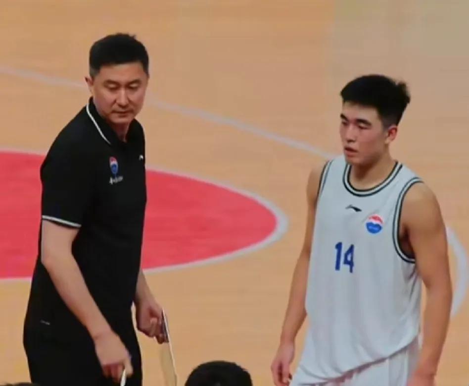 杜锋还是有两把刷子的，带着缺少胡明轩、周琦和外援的广东队，打赢了约旦国家队。

