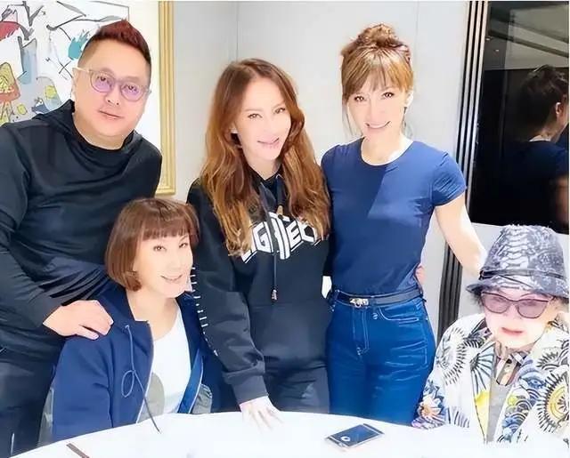 何锦麟就是李玟妹妹李秋林的丈夫，也是李玟唯一的亲人，或许有人会好奇，为什么李玟的