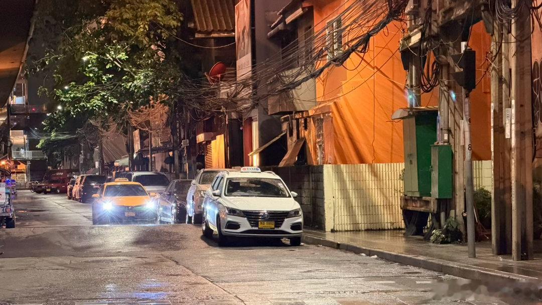 这旧上海的街道，晚上看有点异域风情… 