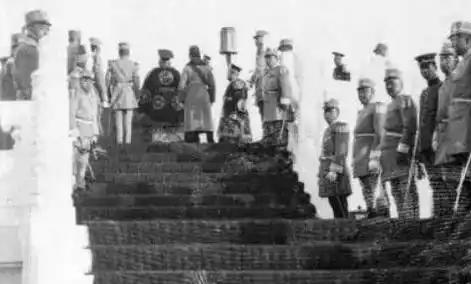 看似威风的袁世凯登基，实则众叛亲离，八十三天草草落幕 
 
1895年冬天，天津