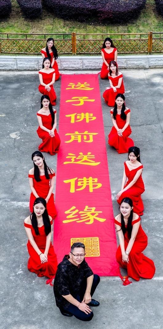 问问头条上的紫宝们，重阳节，咱带上十位礼仪小姐姐们去菩萨面前祈福送去下联，算不算