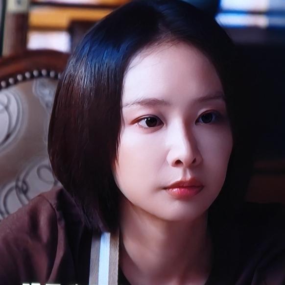 《蒸蒸日上》中当萧龙女吊着一只伤胳膊，一只胳膊抱着一箱材料回家，路上被骑电麾的人
