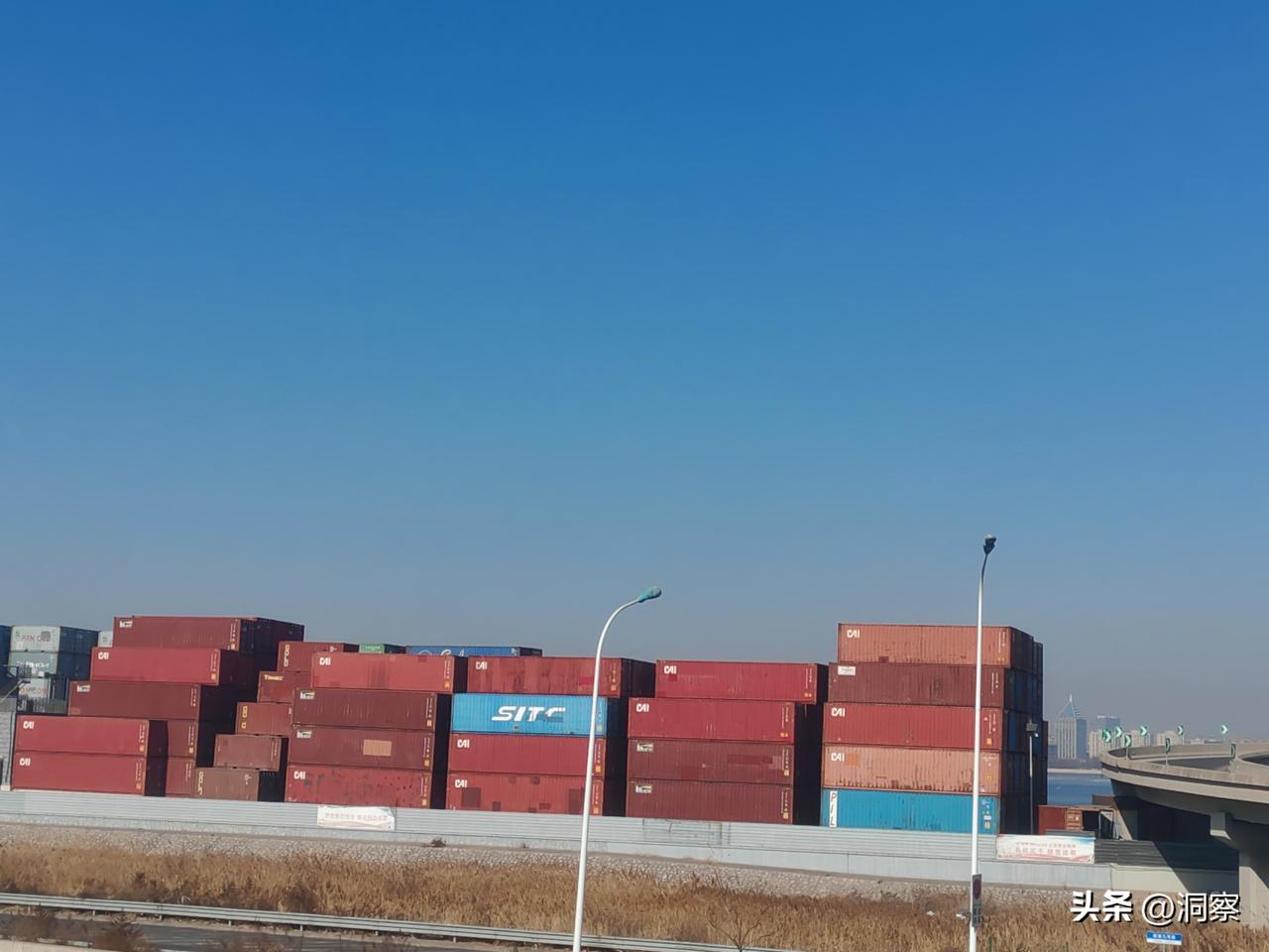 又到了车险续保季，分享3个实用省钱技巧：
 
1. 货比三家：同时咨询人保、平安