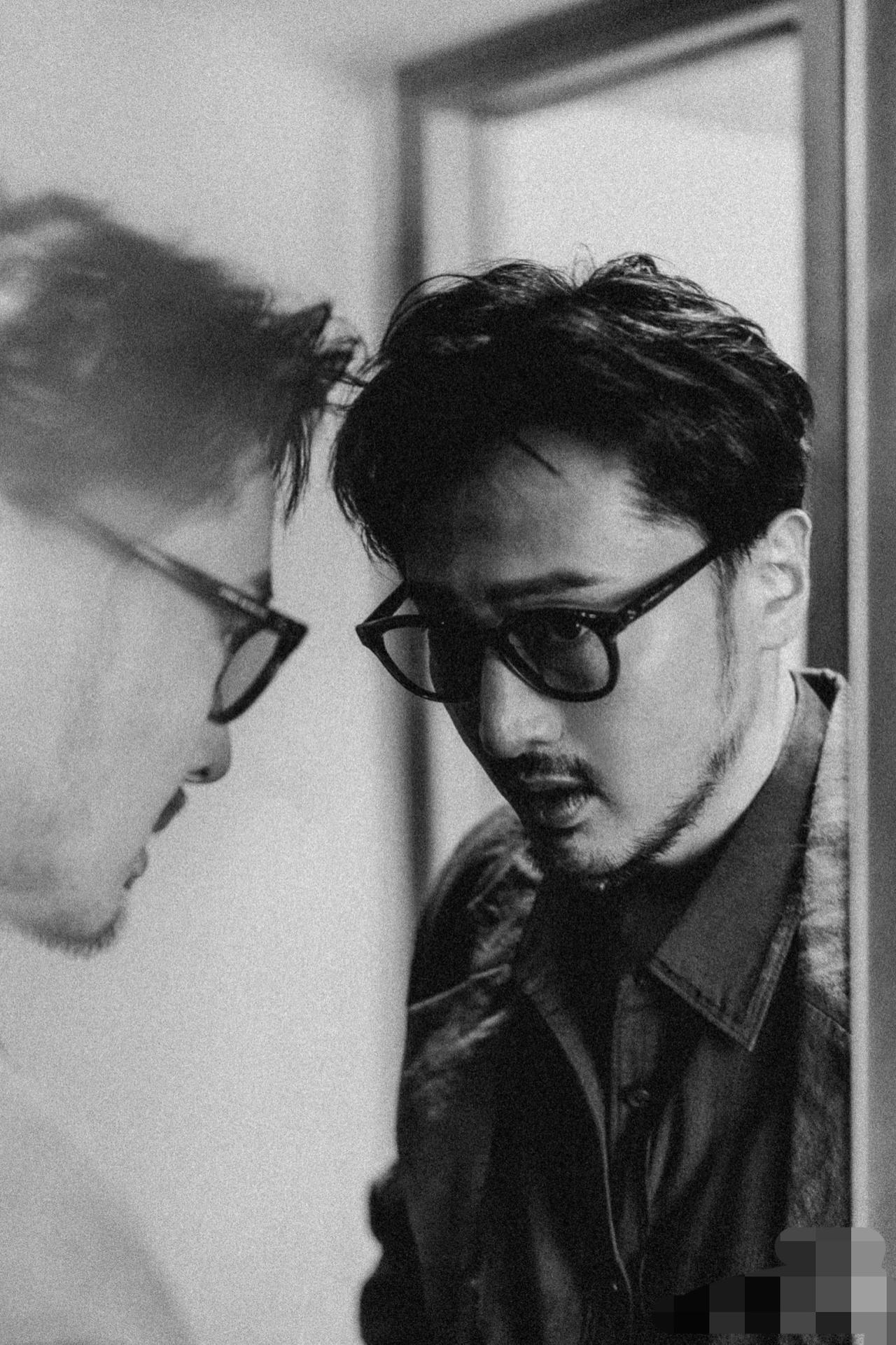 王传君还是太佛系了，
在这个娱乐圈遭遇影视寒冬的季节，
多少人因为争一个角色挤破