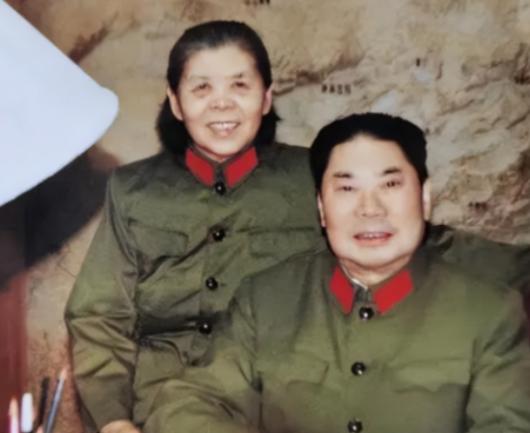 1990年，79岁的杨得志新婚，迎娶了石莉，结婚当晚，杨老将军握着石莉的手，动情