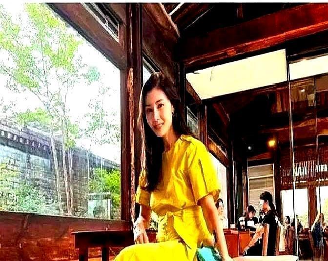 脚趾插鼻孔，放今天得被喷上热搜。
 
当年王晶一句“加戏”，李嘉欣尴尬洗了三遍脚