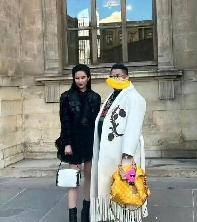 听说这个黄色的包要一千万多，我沉默了…… 