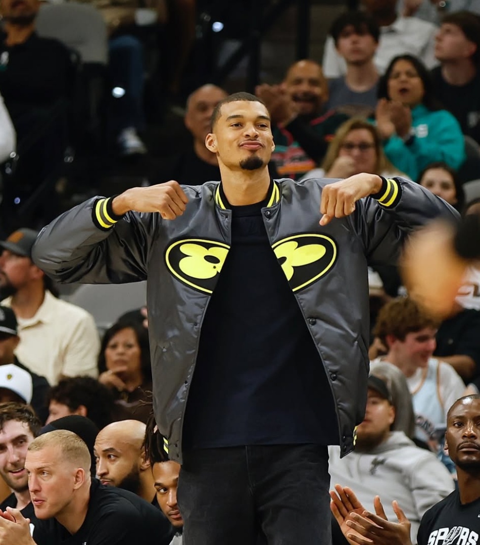 明天对阵独行侠的比赛，文班亚马和卡斯尔都是出战成疑。文班能否出战将在比赛当天决定