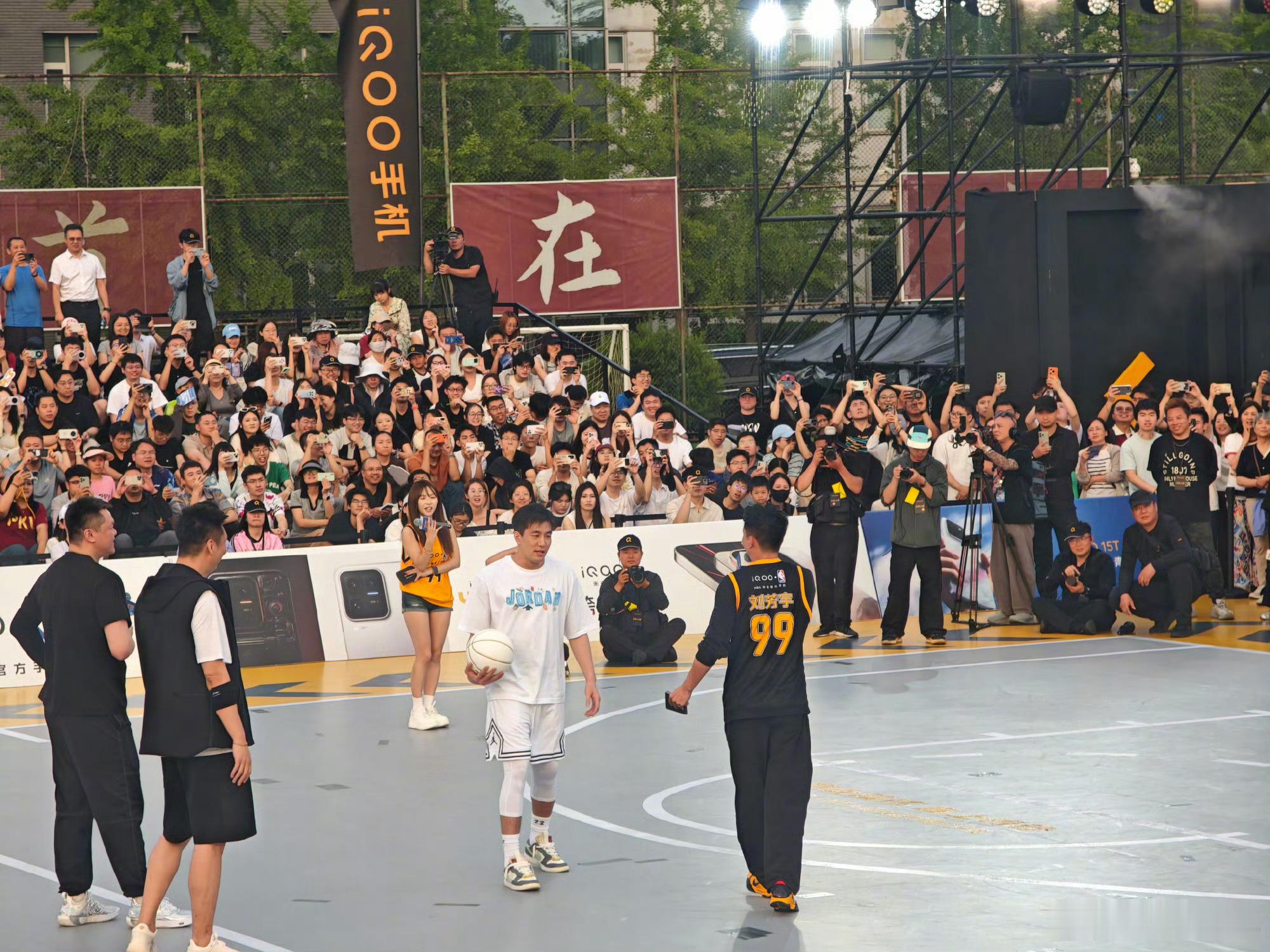 iQOOxNBA高校篮球赛谁懂啊！郭艾伦对iQOO的偏爱都写在脸上了🥰北大篮球