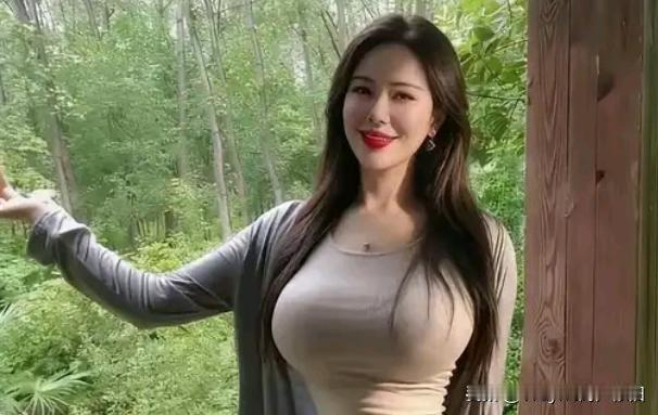 今天天气这么好，本来说好了带孩子出去秋游的，结果老板娘一个电话，让我带她爬山……