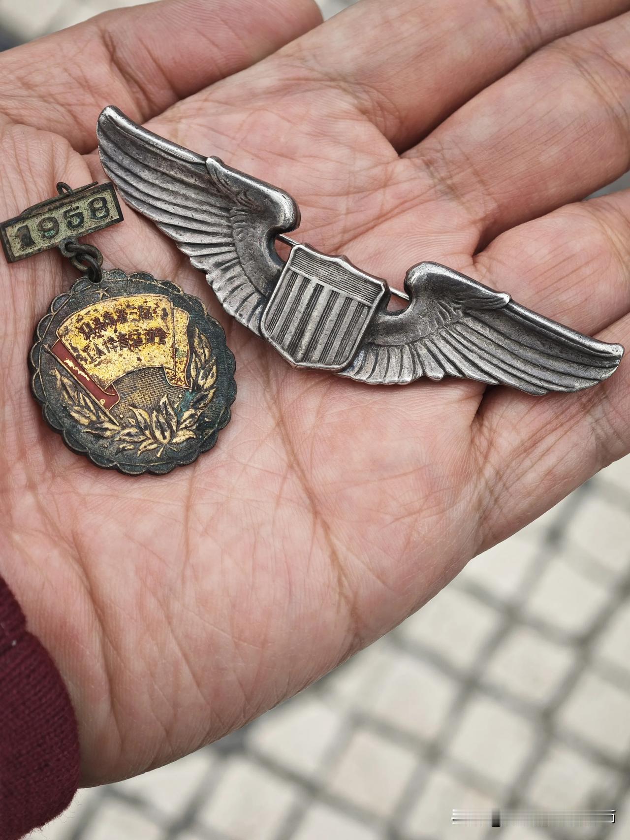 今天在香洲跟韶关老乡切磋，又收了两枚有意思的老章，赶在春节前把它们带回了家。别人