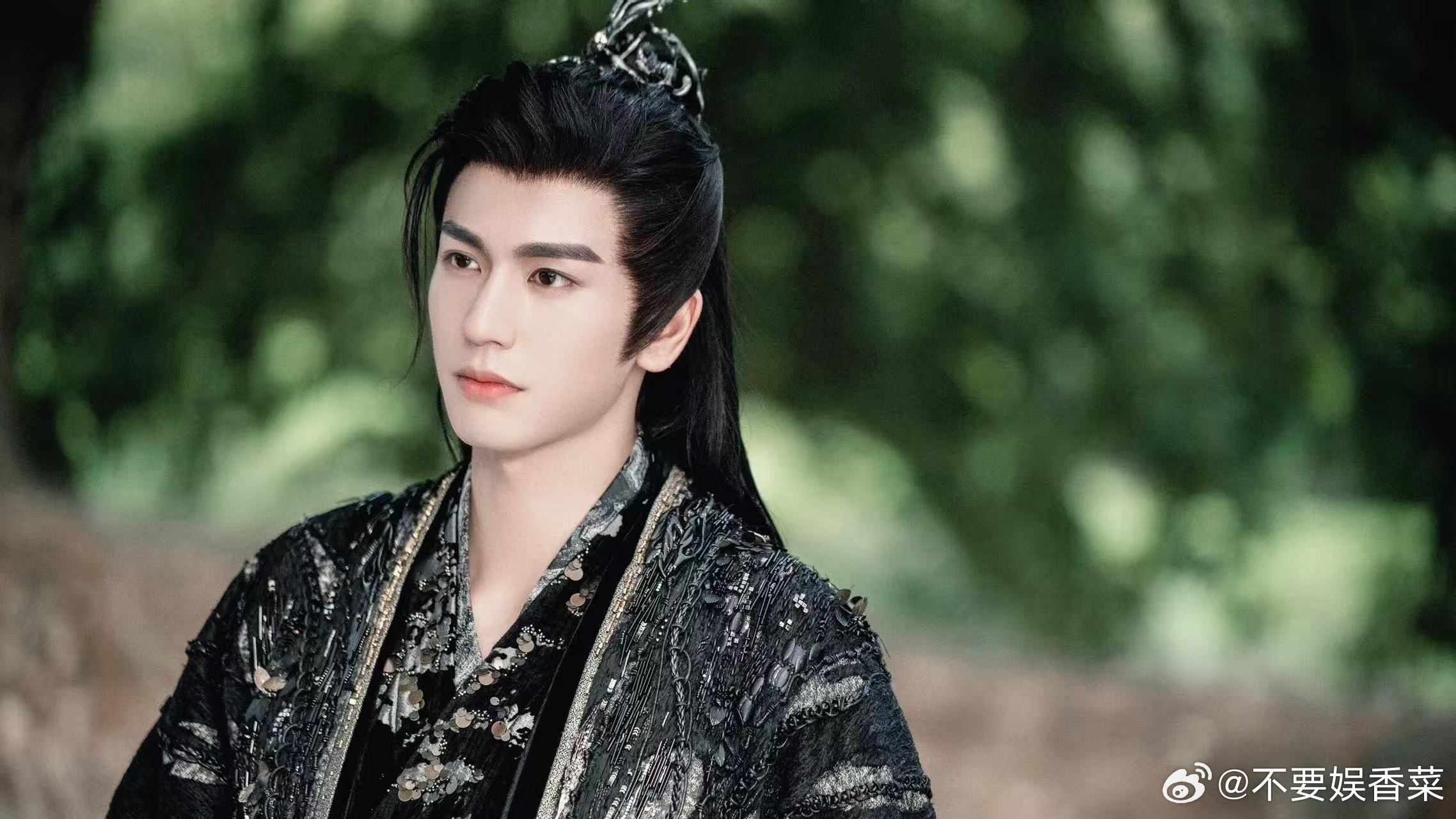 还有什么类型的角色是张凌赫没演过的一个演员最好的状态就是永远有未知，张凌赫演过温