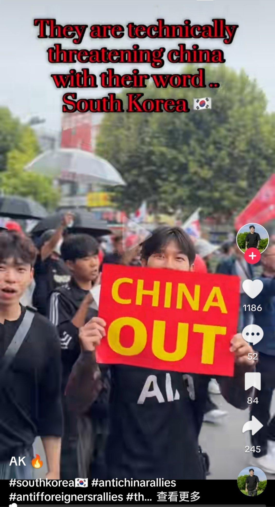 某书上一堆劝人去韩国旅游的说这些反华游行的都是“领钱的韩国老年人”，“而且实际上